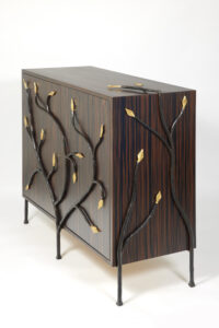 Meuble Feuilles Garouste & Bonetti, ébène de Macassar, fer battu, et feuille d'or, réalisé par Pierre Basse, ex ferronnier de Diego Giacometti.