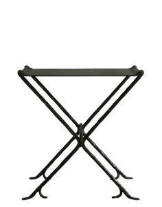 Vue de face de la table Isis signée Garouste et Bonetti, pieds croisés en fer forgé marron et plateau rectangulaire en métal marron