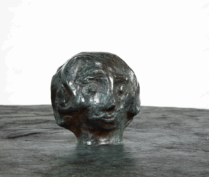 Gros plan du guéridon Her d'Elizabeth Garouste, tête féminine en bronze vert, édition limitée