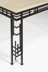 Gros plan de la table Manhattan, de style minimaliste, design Mattia Bonetti, nouvelle création 2025